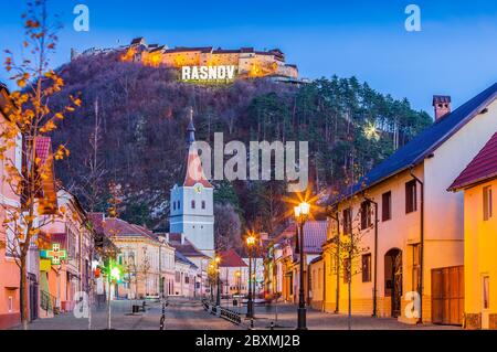 Brasov, Roumanie. Centre-ville de Rasnov et forteresse au sommet d'une colline. Banque D'Images