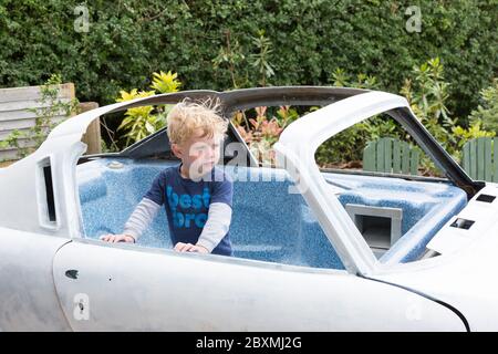 Lotus Elan +2 voiture classique en cours de conversion en un bain à remous personnalisé, Medstead, Alton, Hampshire Angleterre, Royaume-Uni. Banque D'Images