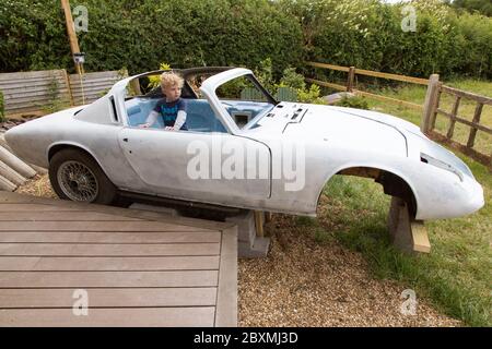 Lotus Elan +2 voiture classique en cours de conversion en un bain à remous personnalisé, Medstead, Alton, Hampshire Angleterre, Royaume-Uni. Banque D'Images