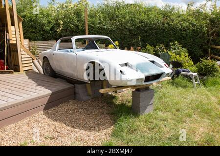 Lotus Elan +2 voiture classique en cours de conversion en un bain à remous personnalisé, Medstead, Alton, Hampshire Angleterre, Royaume-Uni. Banque D'Images