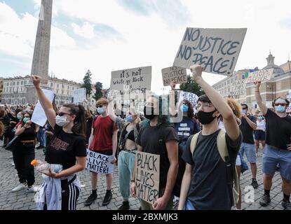 Rome, Italie. 07e juin 2020. Les manifestants portant des masques protecteurs par mesure de précaution contre la propagation du COVID-19 assistent à une manifestation sur la Piazza del Popolo, en solidarité avec les manifestations américaines après la mort de George Floyd. Des gens du monde entier appellent à la justice pour Floyd, qui est décédé le 25 mai dernier à Minneapolis après avoir été retenu par un policier à genoux pendant plus de 8 minutes jusqu'à ce qu'il suffocait. Crédit: Riccardo de Luca - mise à jour des images/Alamy Live News Banque D'Images