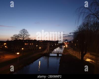 le soleil s'élève au-dessus du canal circulaire du Zuidplaspolder à Nieuwerkerk aan den IJssel Banque D'Images
