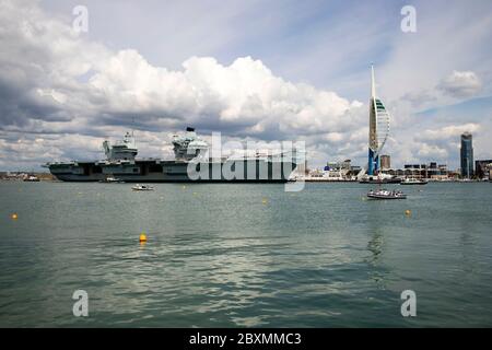 Le porte-avions de la Marine royale HMS Queen Elizabeth quitte Portsmouth le 7 juin 2020 pour de nouveaux essais en mer. Banque D'Images