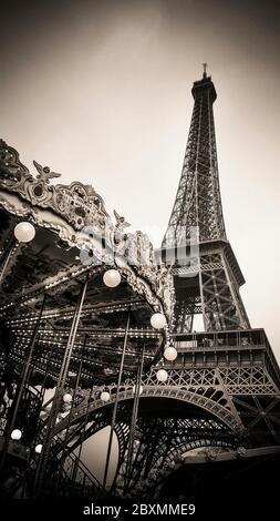 Carrousel à l'ancienne dans le parc près de la tour Eiffel. Paris. Ile de France. France. Banque D'Images