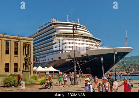 La Holland America Line, navire de croisière 'Koningsdam' accosté à Trieste en Italie. Banque D'Images