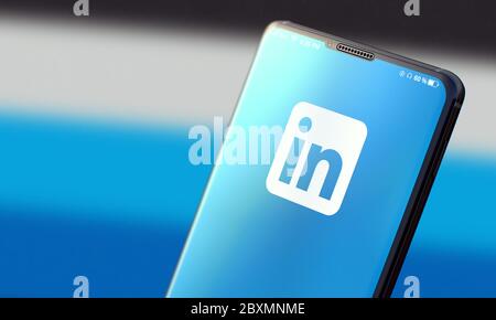 KIEV, UKRAINE-JUIN, 2020: LINKEDIN. Prise de vue en studio de Smart Phone avec application mobile Linkedin sur un arrière flou. Banque D'Images