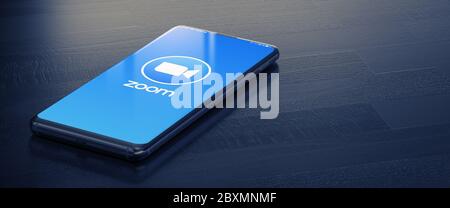 KIEV, UKRAINE-JANVIER, 2020: Zoom sur l'écran de smartphone. Un téléphone portable posé sur une surface sombre avec une application de zoom. Concept de réseau social Banque D'Images