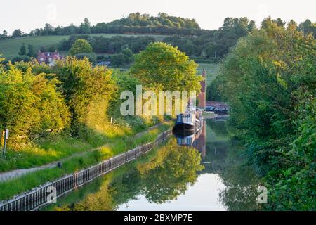 Bateaux à basse-basse-basse-basse sur le canal d'oxford au lever du soleil. Napton on the Hill, Warwickshire, Angleterre Banque D'Images