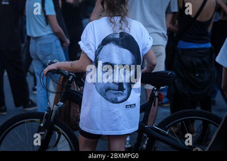 Sao Paulo, Brésil. 07e juin 2020. Lors d’une manifestation contre le racisme, les manifestants portent un T-shirt qui dépeint le président brésilien Bolsonaro comme Hitler. Les gens du monde entier expriment leur solidarité après la mort violente de George Floyd, un Afro-américain, par un policier blanc, le 25 mai dans la ville américaine de Minneapolis. Crédit: Lincon Zarbietti/dpa/Alay Live News Banque D'Images