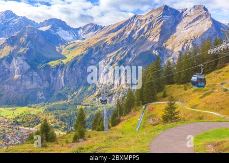 Kandersteg, Suisse - 17 octobre 2019 : cabine de téléphérique pour la gare du lac Oeschinensee, panorama des Alpes bernoises Banque D'Images