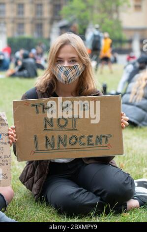 Un jeune manifestant avec des signes à la manifestation Black Lives Matter à Londres, en signe de protestation contre la mort de Black American George Floyd par la police américaine. Banque D'Images