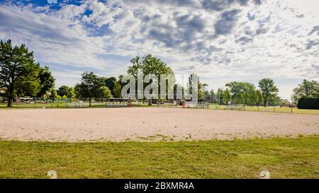 vue depuis l'extérieur d'un terrain de baseball pour jeunes dans un parc de la ville Banque D'Images