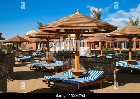 chaises longues sur une plage vide. chaises longues vides. toit de soleil. Égypte Banque D'Images