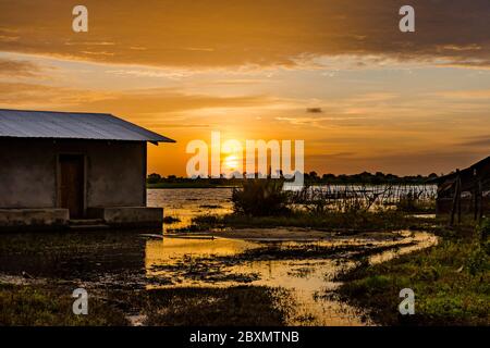 Ensemble soleil dans le delta de Tana Banque D'Images