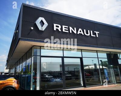 Cardiff, Royaume-Uni : 02 juin 2020 : concessionnaire Renault. Le Groupe Renault est un constructeur automobile multinational français établi en 1899. Banque D'Images