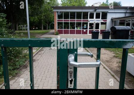 08 juin 2020, Basse-Saxe, Göttingen : la porte d'entrée de l'école primaire de Godehard-Schule est verrouillée. Les écoles de Göttingen restent fermées pendant une semaine. Après l'éclosion de la couronne à Göttingen, la population pourrait devoir s'adapter à des mesures restrictives supplémentaires. Photo: Swen Pförtner/dpa Banque D'Images