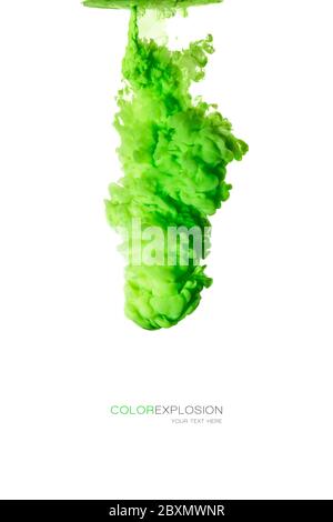 Encre acrylique dans l'eau. La peinture liquide vert vif capturée éclabousse effet d'explosion fumé isolé sur un fond blanc propre. Banque D'Images