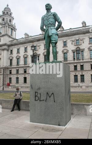 WESTMINSTER LONDRES, ROYAUME-UNI. 8 juin 2020. Graffiti écrit avec le mot 'BLM' danubed sur la statue de Jan Smuts un homme d'État sud-africain, sur la place du Parlement qui a été dédèle lors d'une démonstration de Black Lives Matter. Des manifestations ont eu lieu dans de nombreuses villes du Royaume-Uni à la suite du décès de l'Afro-américain George Floyd, décédé le 25 mai en détention à Minneapolis, Minnesota. Crédit : amer ghazzal/Alay Live News Banque D'Images