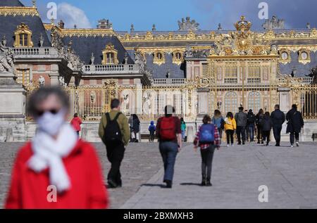 Pékin, France. 6 juin 2020. Les gens visitent le Château de Versailles (Château de Versailles) lors de sa réouverture près de Paris, France, le 6 juin 2020. Crédit: Gao Jing/Xinhua/Alay Live News Banque D'Images