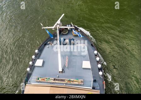 Une barge transportant du charbon avec une cale couverte sur le Rhin en Allemagne. Transport de charbon et de combustible solide, vue d'en haut. Banque D'Images