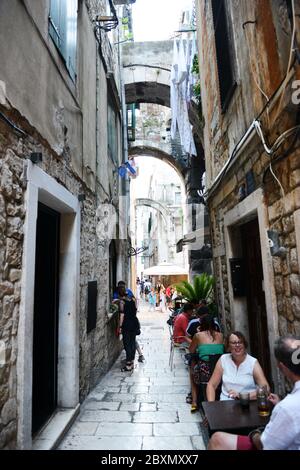 Cafés et restaurants animés dans le palais Dioclétians de Split. Banque D'Images