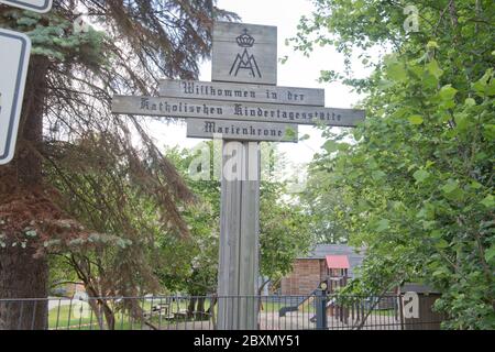 08 juin 2020, Mecklembourg-Poméranie occidentale, Stralsund : vue de l'entrée de la Kita Marienkrone. Après que plusieurs infections de corona dans l'église catholique de Poméranie occidentale ont été connues, le centre de soins de jour Marienkrone à Stralsund a également été temporairement fermé. Comme l'a signalé la paroisse de la Sainte Trinité sur son site Web, le centre de garderie restera fermé jusqu'au 15 juin. Après les huit nouvelles infections connues de corona dans les environs de l'Église catholique jusqu'à présent, le district de Vorpommern-Rügen a envoyé environ 350 personnes dans l'isolement domestique. Photo: Stefan Sauer/dpa-Zentralbild/dp Banque D'Images
