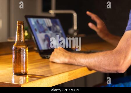 Passez des appels vidéo avec plusieurs amis de chez vous tout en dégustant une bière. Mise au point sélective. Concept de quarantaine Banque D'Images