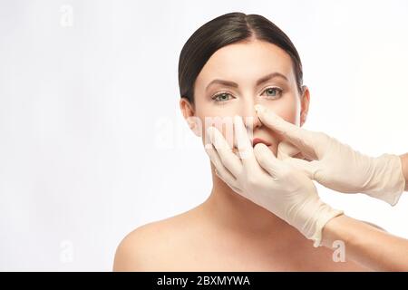 Traitement de rajeunissement pour femmes. Médecin en gant toucher le visage de la femme. Cosmétologie Banque D'Images