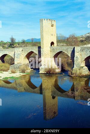 Pont médiéval et rivière Ebro. Fías. Province de Burgos. Castille Leon. Espagne. Banque D'Images