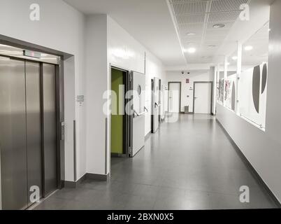 Huelva, Espagne - 6 juin 2020 : couloir d'urgence à l'intérieur de l'hôpital Costa de la Luz à Huelva Banque D'Images