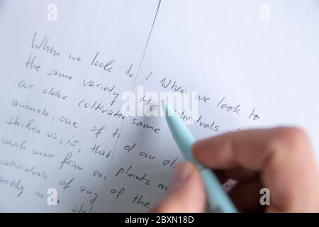 05 juin 2020, Bavière, Erlangen: Dans le département de reconnaissance de modèle à l'Université d'Erlangen-Nuremberg, les impressions d'un texte de modèle sont sur un tableau. Le texte de gauche est manuscrit, le texte de droite est généré automatiquement avec l'algorithme pour l'imitation d'écriture dans le style de l'original. Les chercheurs d'Erlangen utilisent l'intelligence artificielle pour imiter l'écriture manuscrite. Un des objectifs est de permettre aux gens d'écrire des textes dans leur propre écriture manuscrite qui ne sont plus en mesure d'écrire eux-mêmes en raison de blessures ou d'autres déficiences. Photo: Daniel Karmann/dpa Banque D'Images