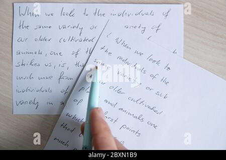 Erlangen, Allemagne. 05e juin 2020. Dans le Département de la reconnaissance de patrons de l'Université d'Erlangen-Nuremberg, les imprimés d'un texte de patrons sont sur un tableau. Le texte de gauche est manuscrit, le texte de droite est généré automatiquement avec l'algorithme pour l'imitation d'écriture dans le style de l'original. Les chercheurs d'Erlangen utilisent l'intelligence artificielle pour imiter l'écriture manuscrite. Un des objectifs est de permettre aux gens d'écrire des textes dans leur propre écriture manuscrite qui ne sont plus en mesure d'écrire eux-mêmes en raison de blessures ou d'autres déficiences. Crédit : Daniel Karmann/dpa/Alay Live News Banque D'Images