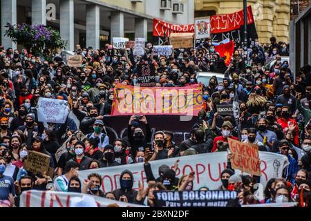 Porto Alegre, Brésil. Le 7 juin 2020. Des manifestations fascistes appellent au départ du président Jair Bolsonaro ce dimanche après-midi 07, à Porto Alegre, RS. Crédit: Omar de Oliveira/FotoArena/Alay Live News Banque D'Images