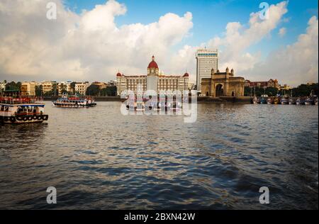 Porte de l'Inde, Mumbai, Maharashtra, Inde. Gateway of India est l'endroit le plus populaire dans la ville de Mumbai aka Bombay ville. Situé dans la région de Colaba. Banque D'Images