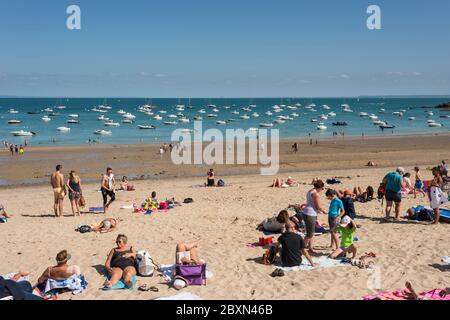 Les gens qui apprécient la journée d'été sur une plage de sable, Port Mer, Cancale, Bretagne, France Banque D'Images