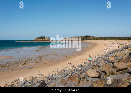 Personnes profitant de la journée d'été sur la plage de sable (Plage du Guesclin), St Coulomb, Bretagne, France Banque D'Images