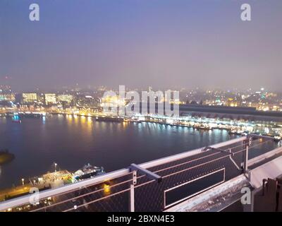 panorama nocturne depuis le haut sur les lumières et le canal à amsterdam en hollande Banque D'Images