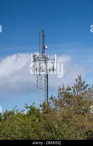 Mât de transmission de téléphone mobile dans la campagne, Écosse, Royaume-Uni. Banque D'Images