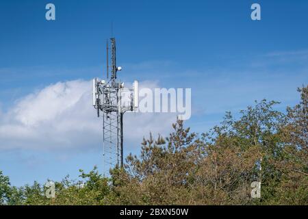 Mât de transmission de téléphone mobile dans la campagne, Écosse, Royaume-Uni. Banque D'Images