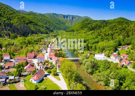 Croatie, ville de Brod na Kupi dans le canyon de la rivière Kupa à Gorski Kotar Banque D'Images