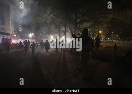 Portland, États-Unis. 07e juin 2020. La police défait les rues autour du Centre de justice en utilisant des munitions de contrôle de la foule lors de la dixième nuit d'action contre la brutalité policière à Portland, en Oregon, le 7 juin 2020. (Photo par Alex Milan Tracy/Sipa USA) crédit: SIPA USA/Alay Live News Banque D'Images