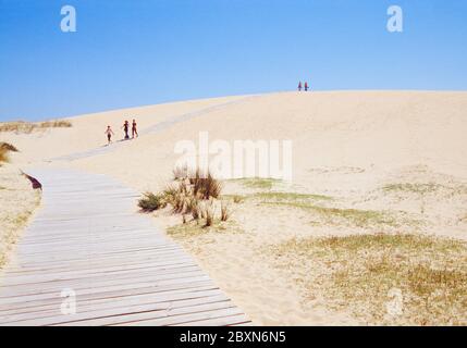 Les gens qui marchent sur la dune. Réserve naturelle de Dunas de Corrubedo. Province de la Coruña. Galice. Espagne. Banque D'Images