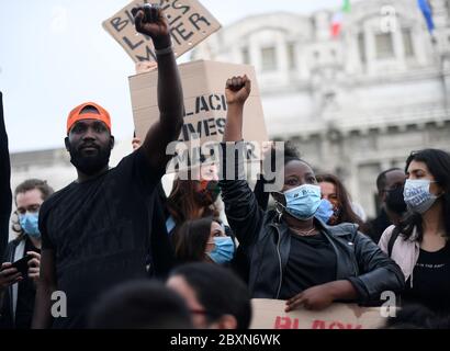 Milan, Italie. 7 juin 2020. Les gens participent à une manifestation contre le racisme et la brutalité policière à la Piazza Duca d'Aoste à Milan, Italie, le 7 juin 2020. Crédit: Daniele Mascolo/Xinhua/Alay Live News Banque D'Images