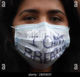 Milan, Italie. 7 juin 2020. Une femme participe à une manifestation contre le racisme et la brutalité policière à la Piazza Duca d'Aoste à Milan, Italie, le 7 juin 2020. Crédit: Daniele Mascolo/Xinhua/Alay Live News Banque D'Images