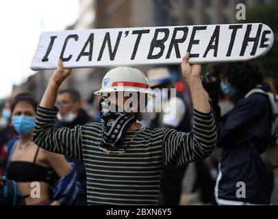 Milan. 7 juin 2020. Les gens participent à une manifestation contre le racisme et la brutalité policière à la Piazza Duca d'Aoste à Milan, Italie, le 7 juin 2020. Crédit: Daniele Mascolo/Xinhua/Alay Live News Banque D'Images