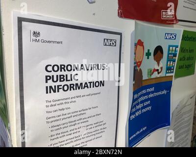 OXFORD, Royaume-Uni - Mai 2020 : signe de santé publique du coronavirus dans une pharmacie Banque D'Images