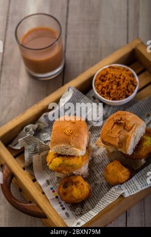 Vada pav, ou épeautre vada pao, ama pav, ou ama pao, est un plat végétarien de restauration rapide originaire de l'État du Maharashtra. Le plat se compose de Banque D'Images