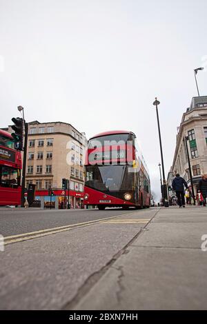 Red London bus, Oxford St, Soho, Londres, Royaume-Uni Banque D'Images