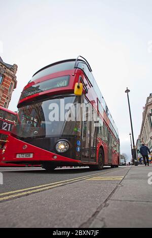 Red London bus, Oxford St, Soho, Londres, Royaume-Uni Banque D'Images