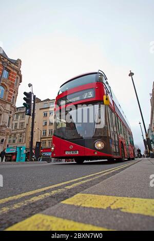 73 Red London bus, Oxford St, Soho, Londres, Royaume-Uni Banque D'Images